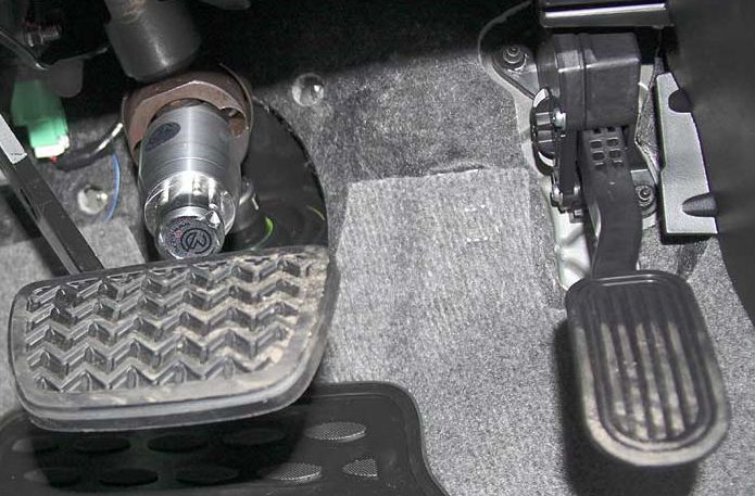 Блокиратор рулевого вала Перехват-Универсал установленный на рулевом валу Toyota Land Cruiser Prado 150.