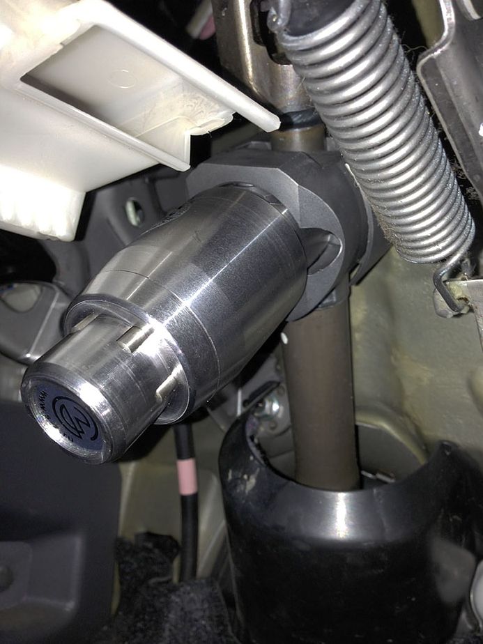 Блокиратор рулевого вала Перехват-Универсал установленный на автомобиле Toyota Noah 2007-2013