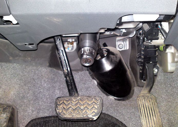 Блокиратор рулевого вала Перехват-Универсал установленный на автомобиле Toyota Prius 2003-2012