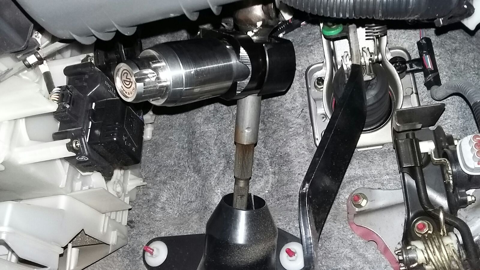 Блокиратор рулевого вала Перехват-Универсал установленный на автомобиле Toyota Vitz 1999-2005