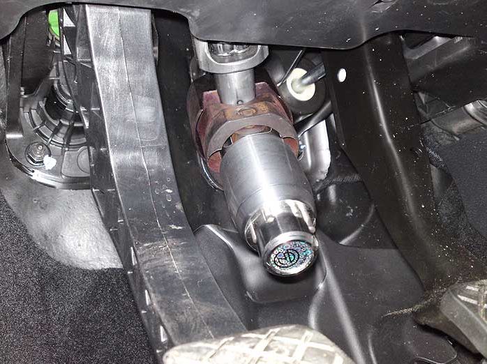 Блокиратор рулевого вала Перехват-Универсал установленный на автомобиле Volkswagen Jetta VI 2010-