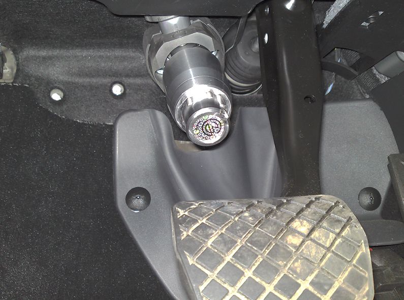 Блокиратор рулевого вала Перехват-Универсал установленный на автомобиле Volkswagen Passat B7