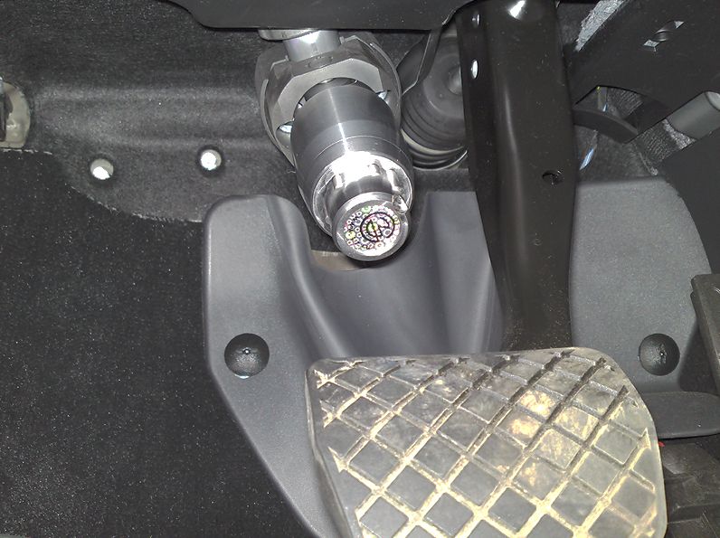 Блокиратор рулевого вала Перехват-Универсал установленный на автомобиле Volkswagen Passat B8