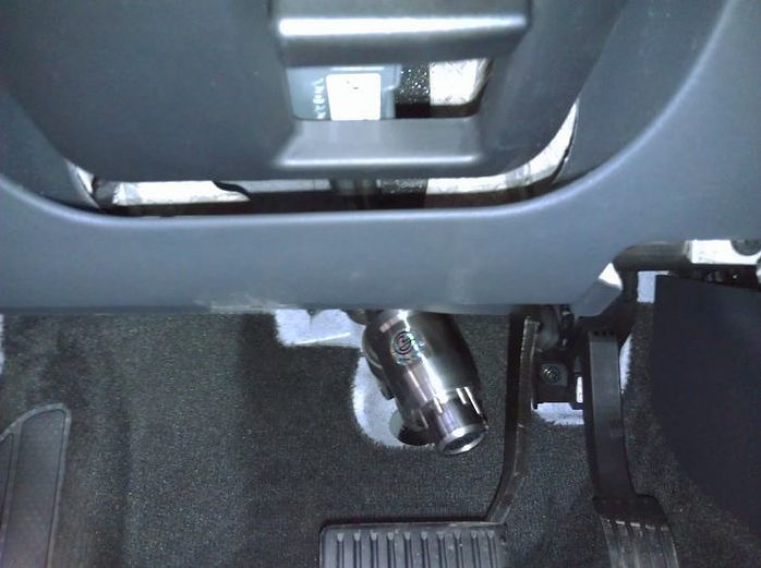 Блокиратор рулевого вала Перехват-Универсал установленный на автомобиле Volvo XC70 II 2007-2013