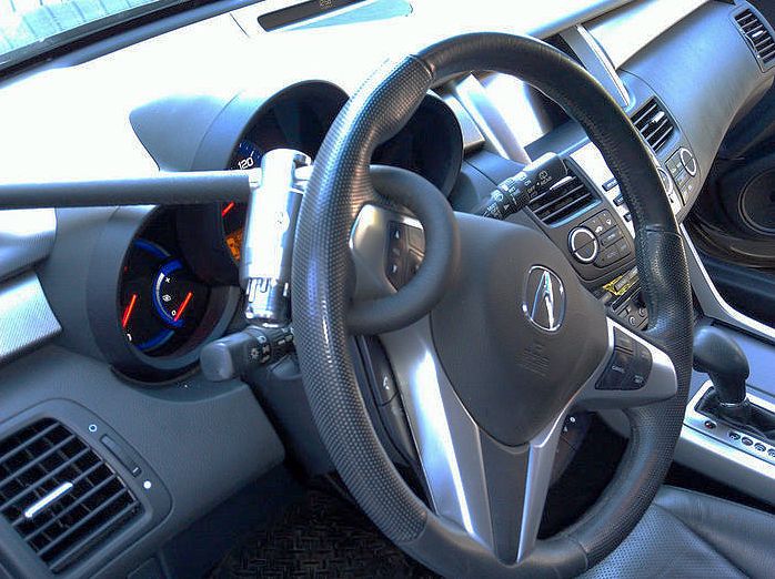 Блокиратор руля Питон установленный на автомобиле Acura RDX 2006-2012