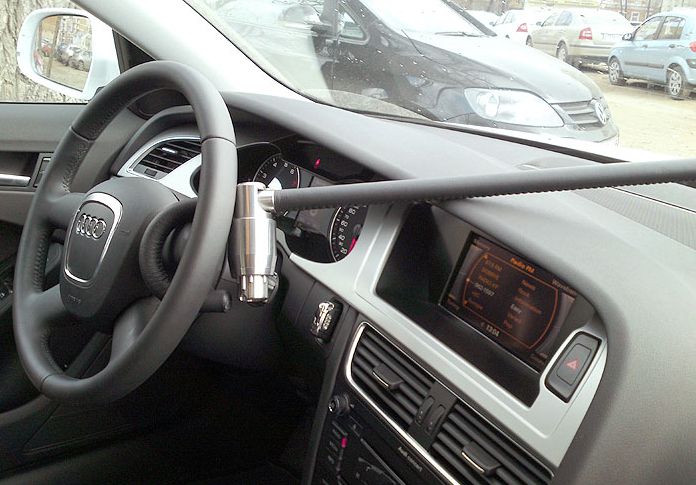 Блокиратор руля Питон установленный на автомобиле Audi A4 2008-2015