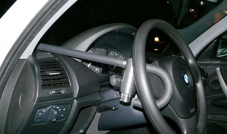 Блокиратор руля Питон установленный на автомобиле BMW 1