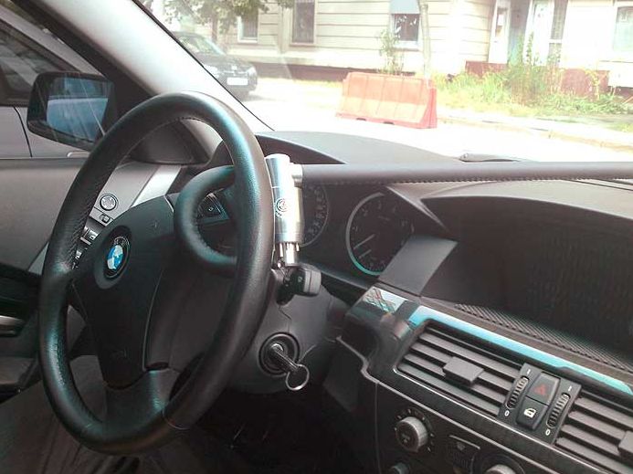 Блокиратор руля Питон установленный на автомобиле BMW 5 E60 E61 2003-2010