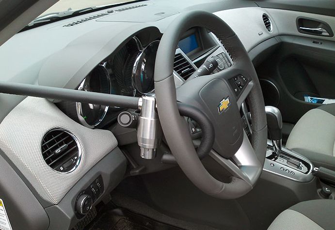 Блокиратор руля Питон установленный на автомобиле Chevrolet Cruze 2008-2015