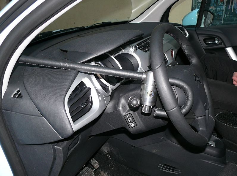 Блокиратор руля Питон установленный на автомобиле Citroen C3 2009-2014