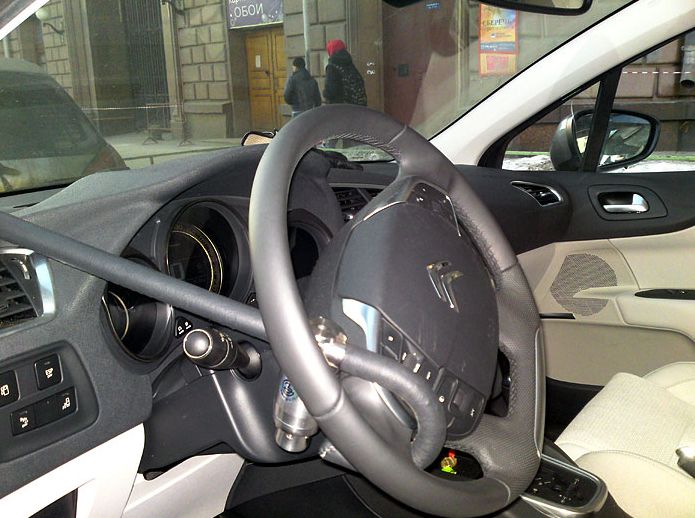 Блокиратор руля Питон установленный на автомобиле Citroen C4 2010-
