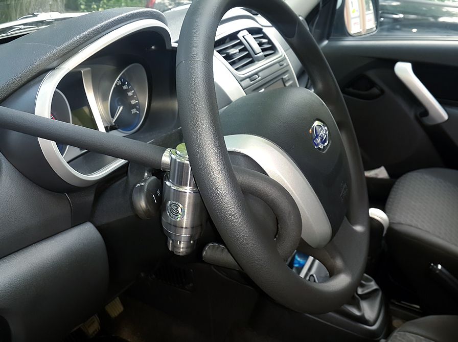 Блокиратор руля Питон установленный на автомобиле Datsun on-Do 2014-