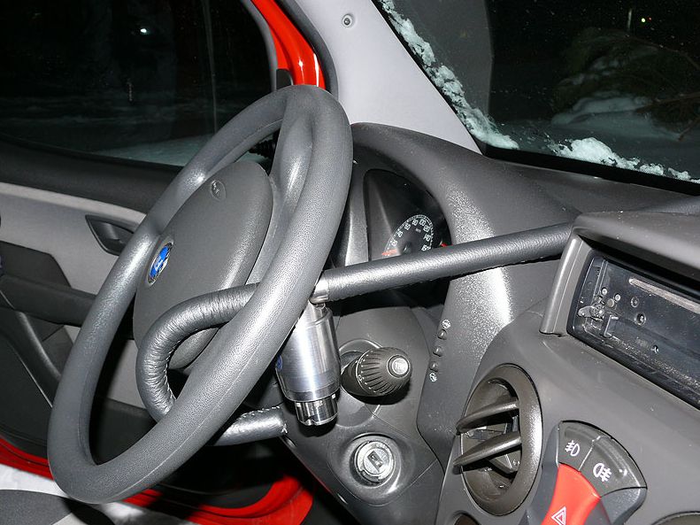 Блокиратор руля Питон установленный на автомобиле Fiat Doblo