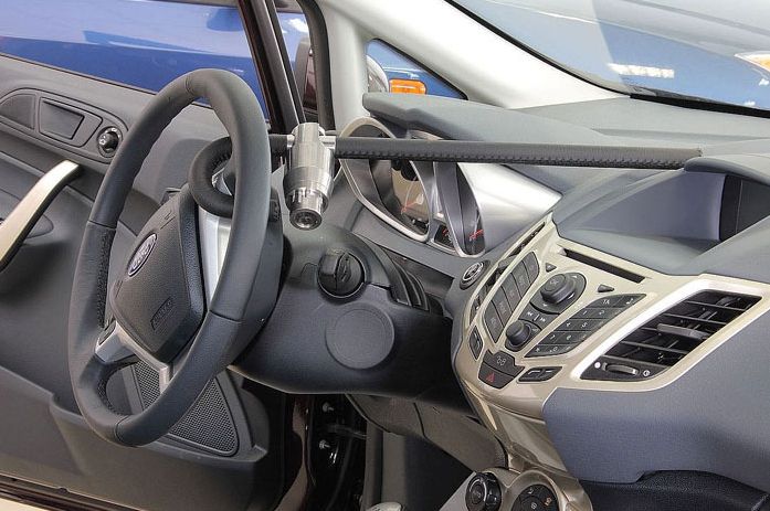 Блокиратор руля Питон установленный на автомобиле Ford Fiesta 2015-