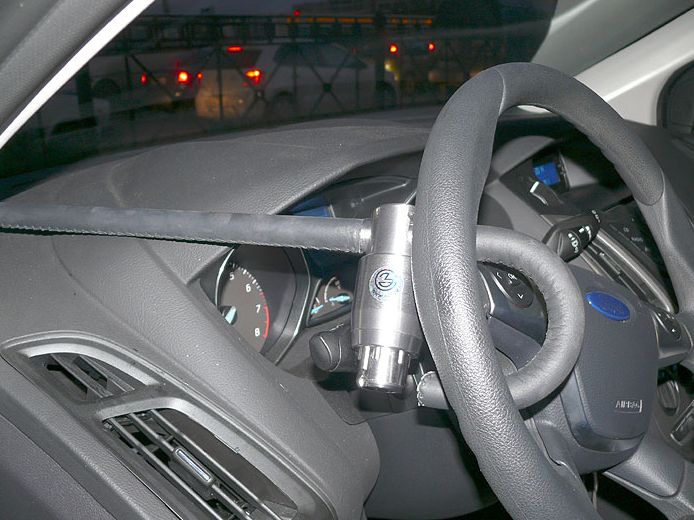Блокиратор руля Питон установленный на автомобиле Форд Фокус.