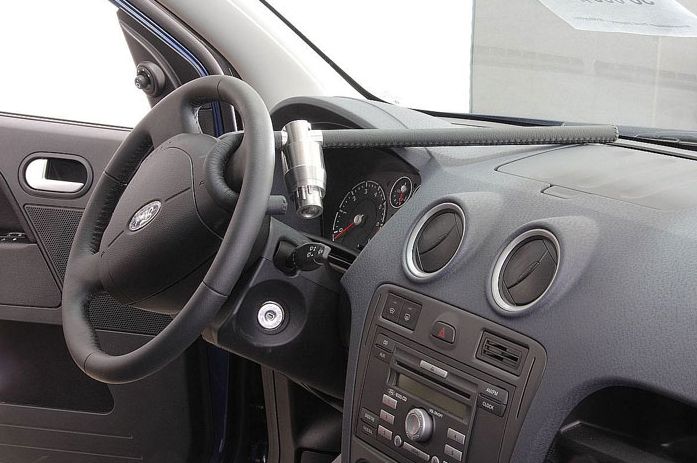 Блокиратор руля Питон установленный на автомобиле Ford Fusion 2005-2012
