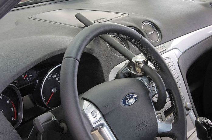 Блокиратор руля Питон установленный на автомобиле Ford S-Max 2006-2015