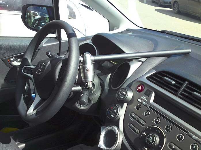 Блокиратор руля Питон установленный на автомобиле Honda Jazz II