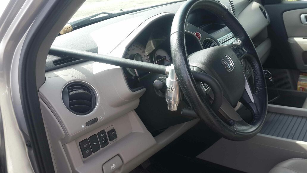 Блокиратор руля Питон установленный на автомобиле Honda Pilot 2011-2015
