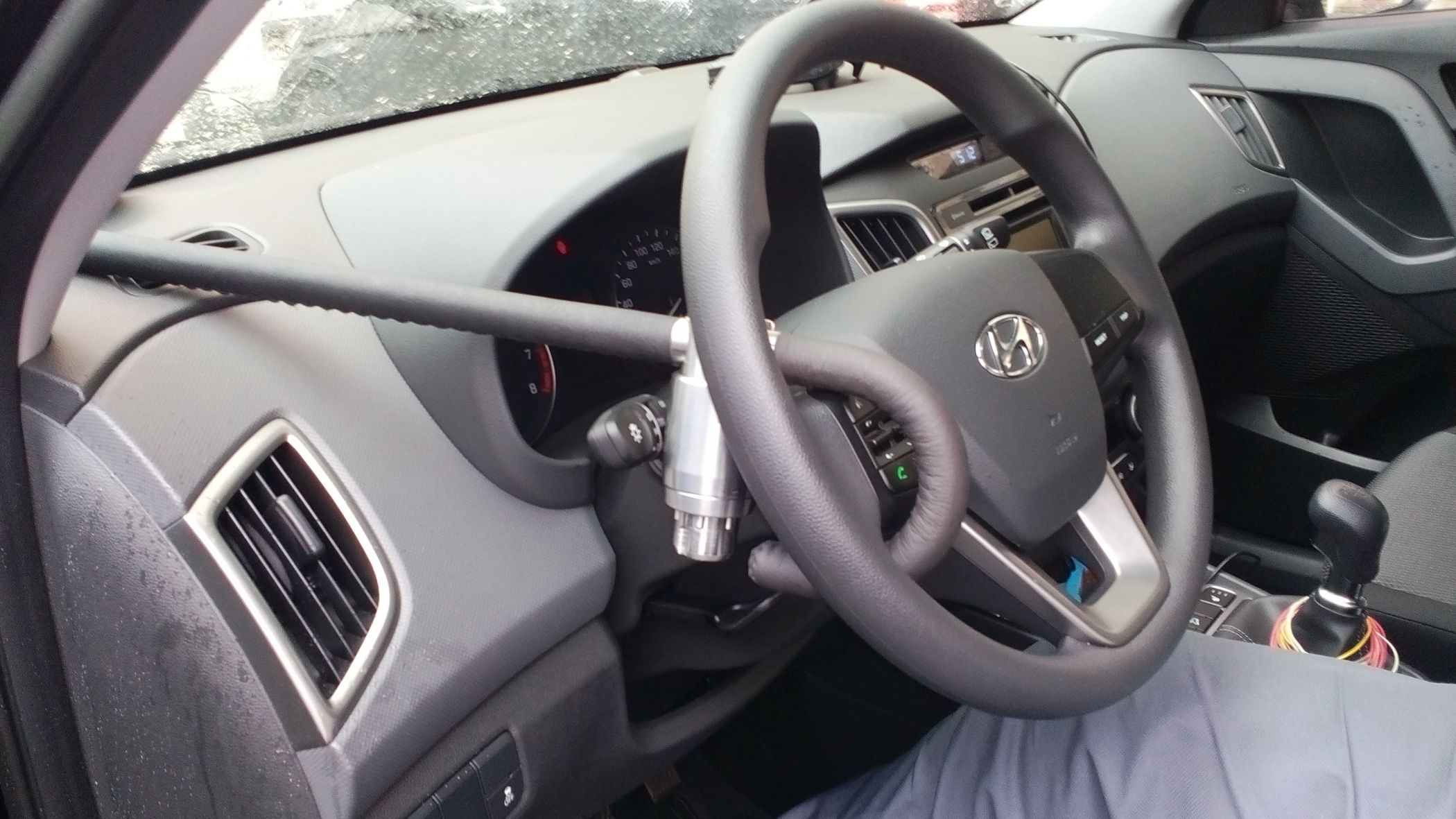 Блокиратор руля Питон установленный на автомобиле Hyundai Creta.
