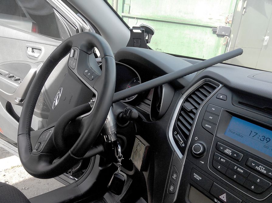 Блокиратор руля Питон установленный на автомобиле Hyundai Santa Fe III 2012-