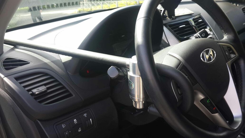 Блокиратор руля Питон установленный на автомобиле Hyundai Solaris.