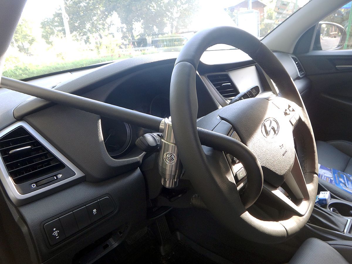 Блокиратор руля Питон установленный на автомобиле Hyundai Tucson III 2015-