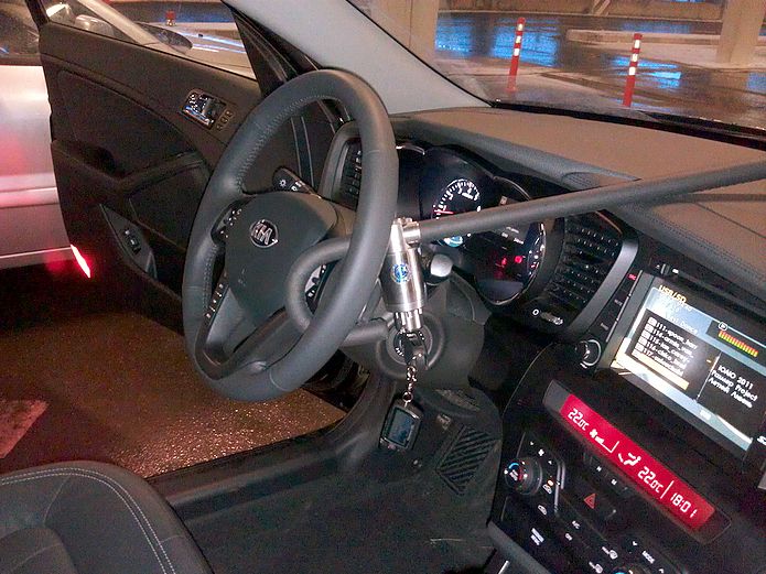Блокиратор руля Питон установленный на автомобиле Kia Optima 2010-2016