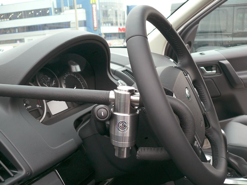 Блокиратор руля Питон установленный на автомобиле Land Rover Freelander II 2006-2014