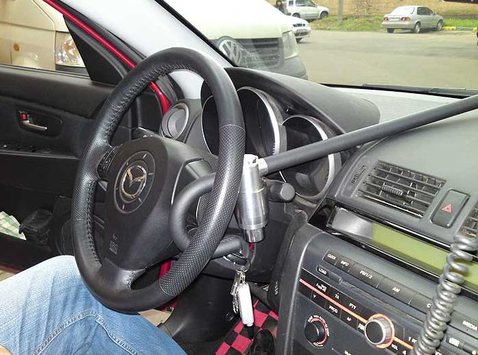 Блокиратор руля Питон установленный на автомобиле Mazda 3 2003-2009
