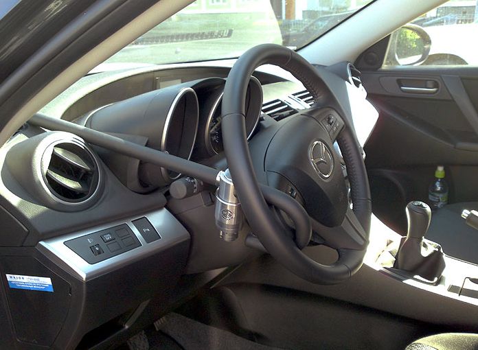 Блокиратор руля Питон установленный на автомобиле Mazda 3 2009-2013