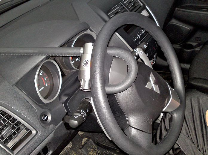 Блокиратор руля Питон установленный на автомобиле Mitsubishi ASX 2013-2016