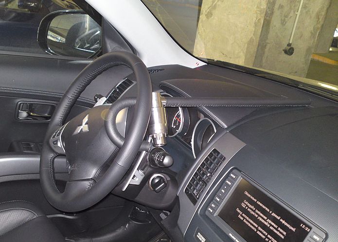 Блокиратор руля Питон установленный на автомобиле Mitsubishi Outlander XL