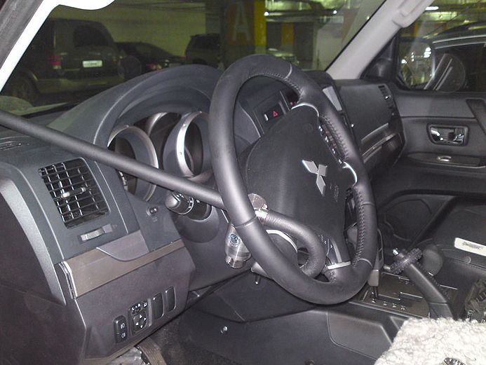 Блокиратор руля Питон установленный на автомобиле Mitsubishi Pajero IV 2006-