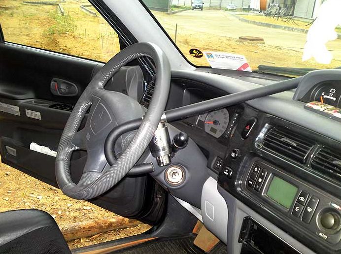 Блокиратор руля Питон установленный на автомобиле Mitsubishi Pajero Sport I 1998-2008