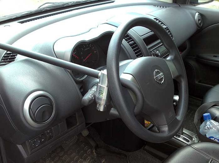 Блокиратор руля Питон установленный на автомобиле Nissan Note I 2009-2014