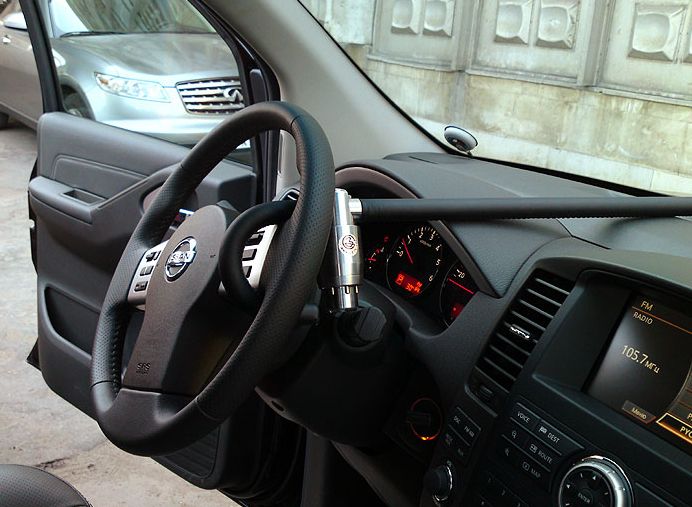 Блокиратор руля Питон установленный на автомобиле Nissan Pathfinder III 2004-2014