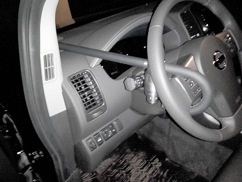 Блокиратор руля Питон установленный на автомобиле Nissan Pathfinder IV 2014-