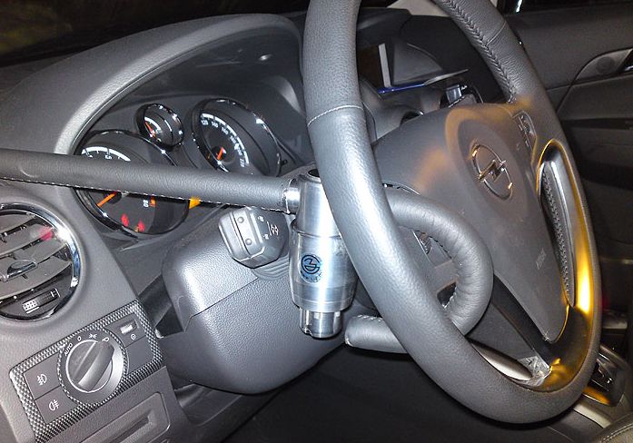 Блокиратор руля Питон установленный на автомобиле Opel Antara 2006-2015