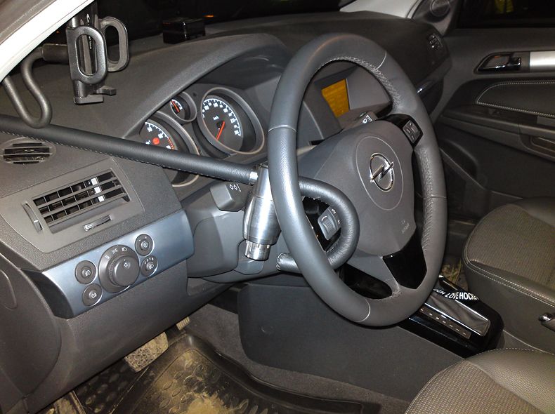Блокиратор руля Питон установленный на автомобиле Opel Astra Family H 2011-2014