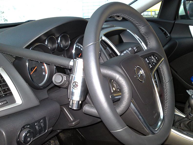 Блокиратор руля Питон установленный на автомобиле Opel Astra J 2009-2015