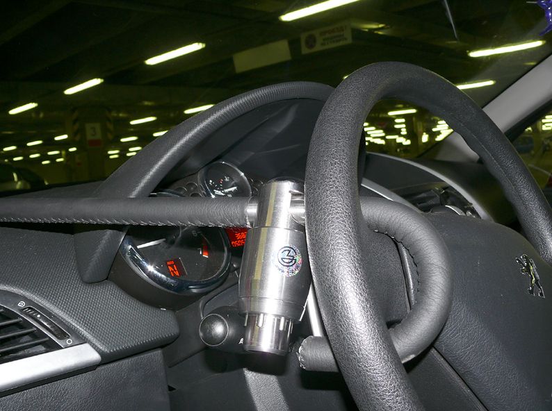 Блокиратор руля Питон установленный на автомобиле Peugeot 207