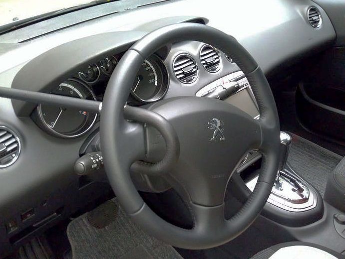 Блокиратор руля Питон установленный на автомобиле Peugeot 408 MKPP