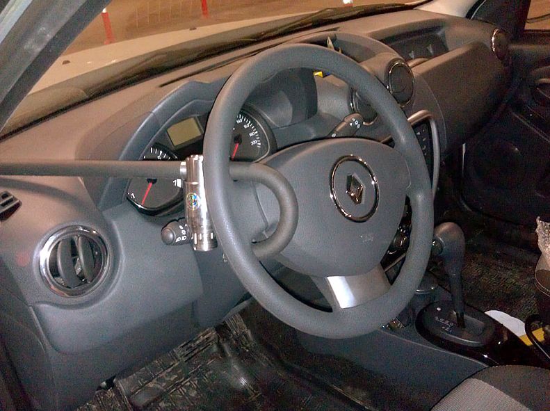 Блокиратор руля Питон установленный на автомобиле Renault Duster.