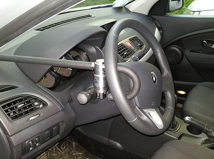 Блокиратор руля Питон установленный на автомобиле Renault Fluence 2009-