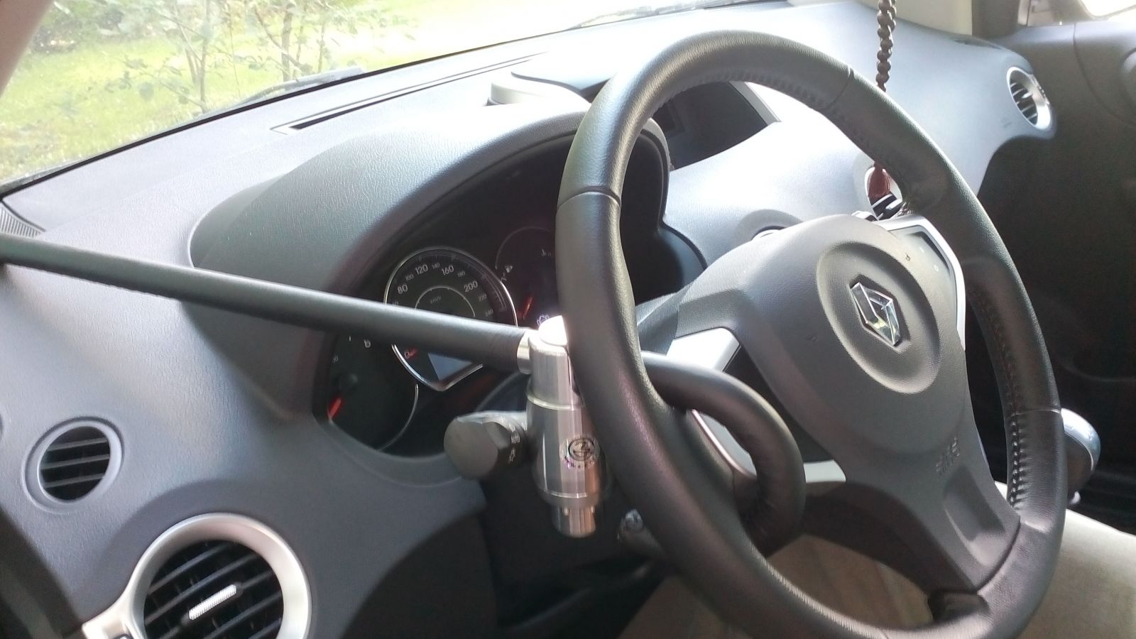 Блокиратор руля Питон установленный на автомобиле Renault Kangoo 2013-2016