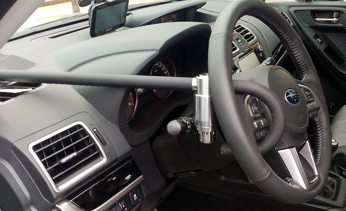 Блокиратор руля Питон установленный на автомобиле Subaru Forester SJ 2013-
