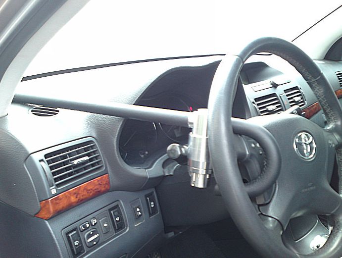 Блокиратор руля Питон установленный на автомобиле Toyota Avensis 2003-2009