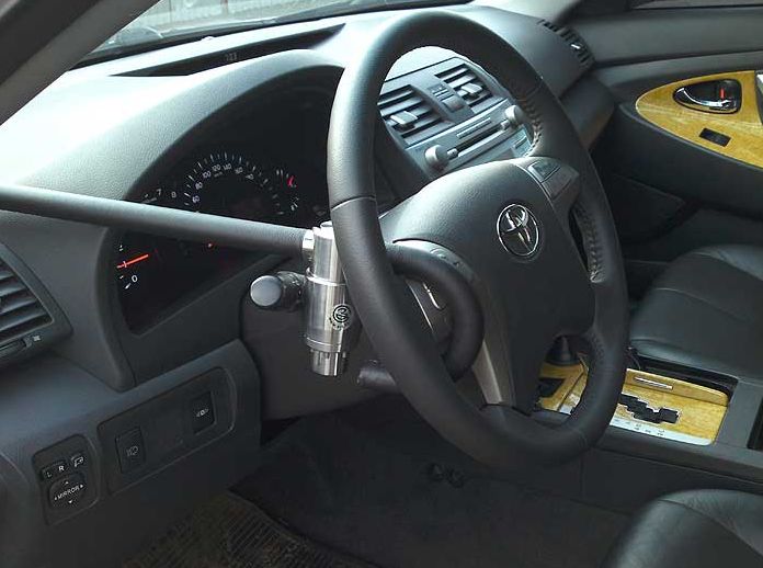 Блокиратор руля Питон установленный на автомобиле Toyota Camry XV40 2006-2011