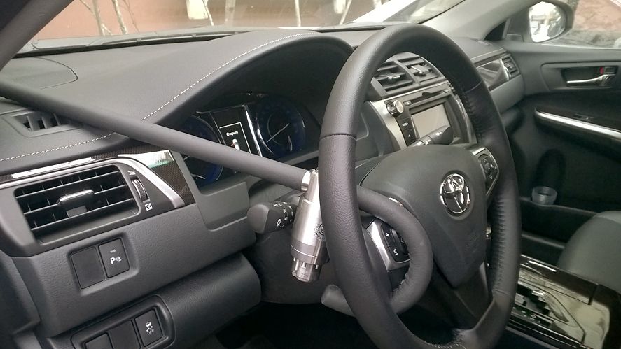 Блокиратор руля Питон установленный на автомобиле Toyota Camry XV50 2014-
